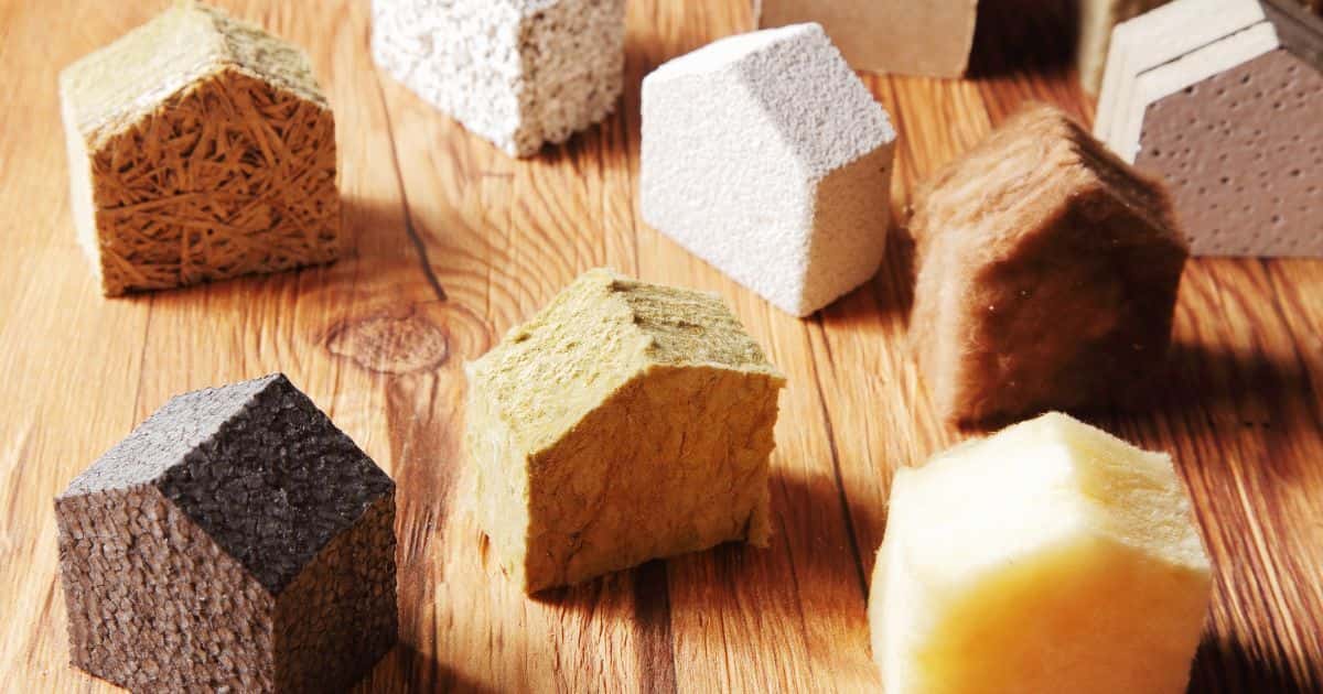Kleine huisjes, gesneden uit verschillende isolatiematerialen waaronder glaswol, houtvezels en kunststof.