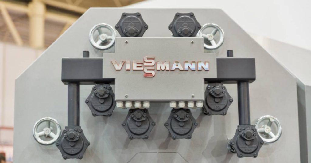 Het Viessmann merk op een plakkaat met schroeven en ventielen.