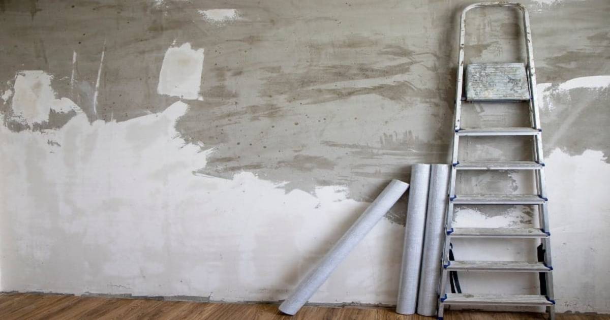 Een grote muur die nog niet beschildert is.