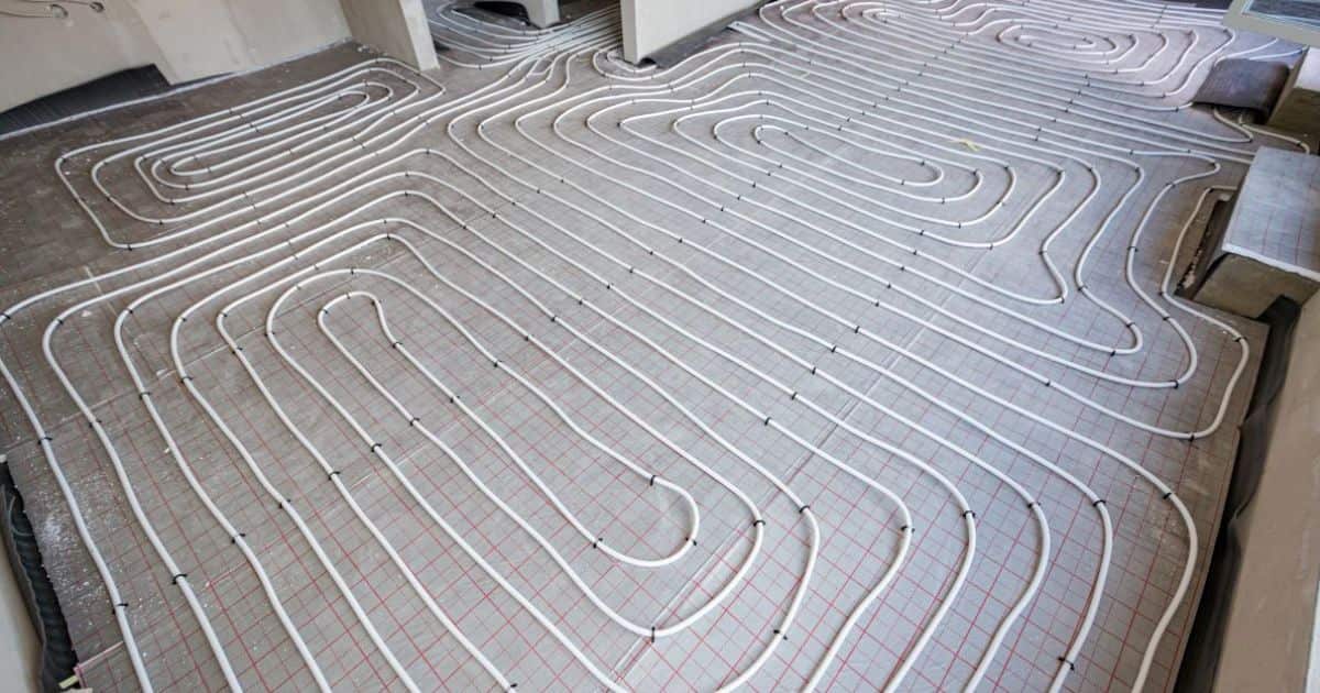 De buizen van een vloerverwarming die, als die wordt aangesloten op een omkeerbare warmtepomp, de ruimte zowel kan verkoelen als opwarmen, net als een airco.