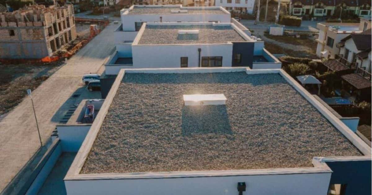 Schuin bovenaanzicht van een platte dakconstructie.