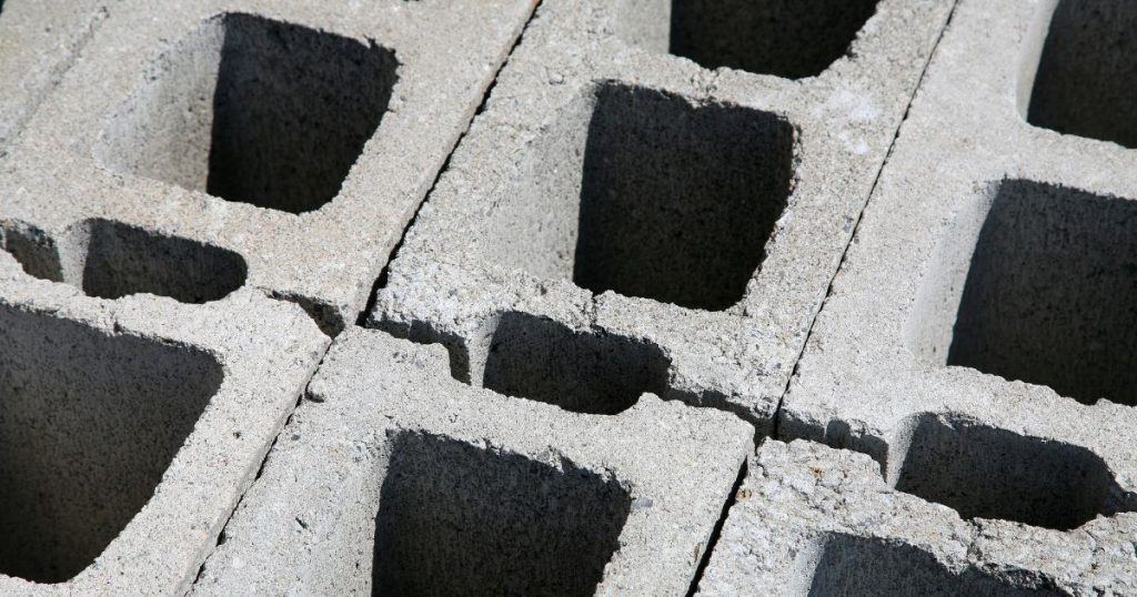 Een reeks blokken uit cellenbeton onder de felle zon.