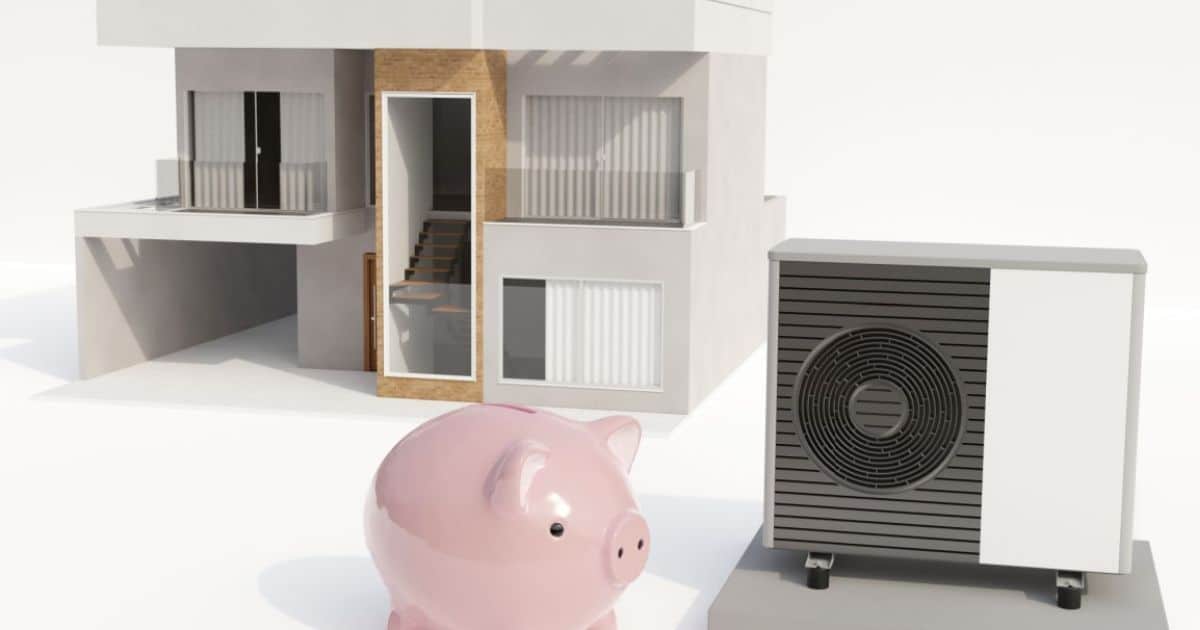 De buitenunit van een warmtepomp en een moderne woning op de achtergrond: het roze spaarvarken staat symbool voor de besparing op je energiefactuur die een warmtepomp je oplevert.