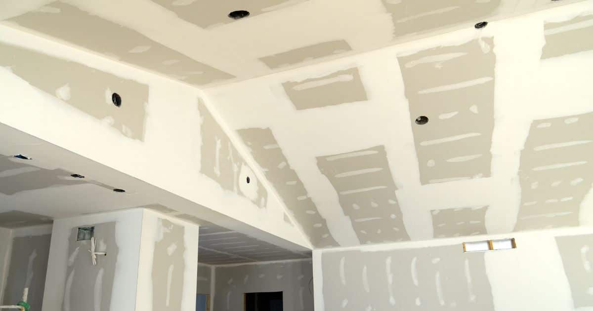 Een gerenoveerde zolder met schuin plafond, volledig afgewerkt met gyproc. Er zijn verschillende uitsparingen voorzien voor ledspotjes.