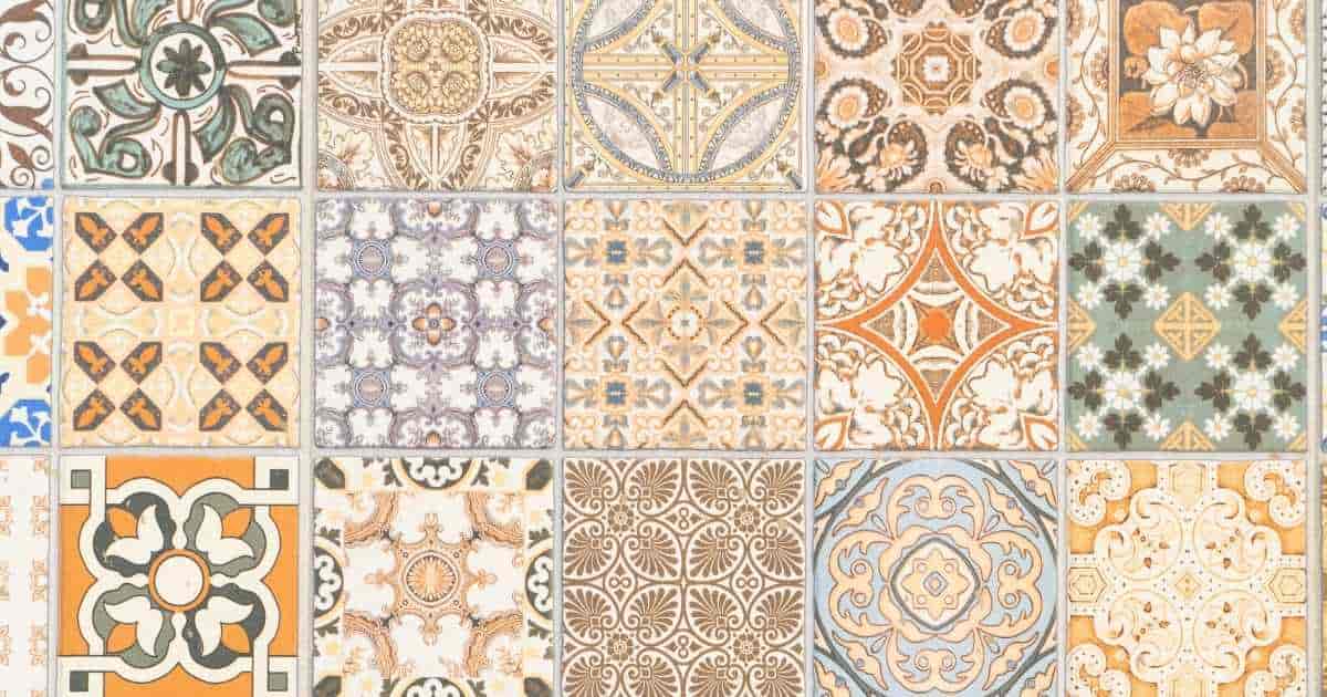 Een vloer met handgemaakte Marokkaanse tegels met verschillende complexe motieven en patronen.