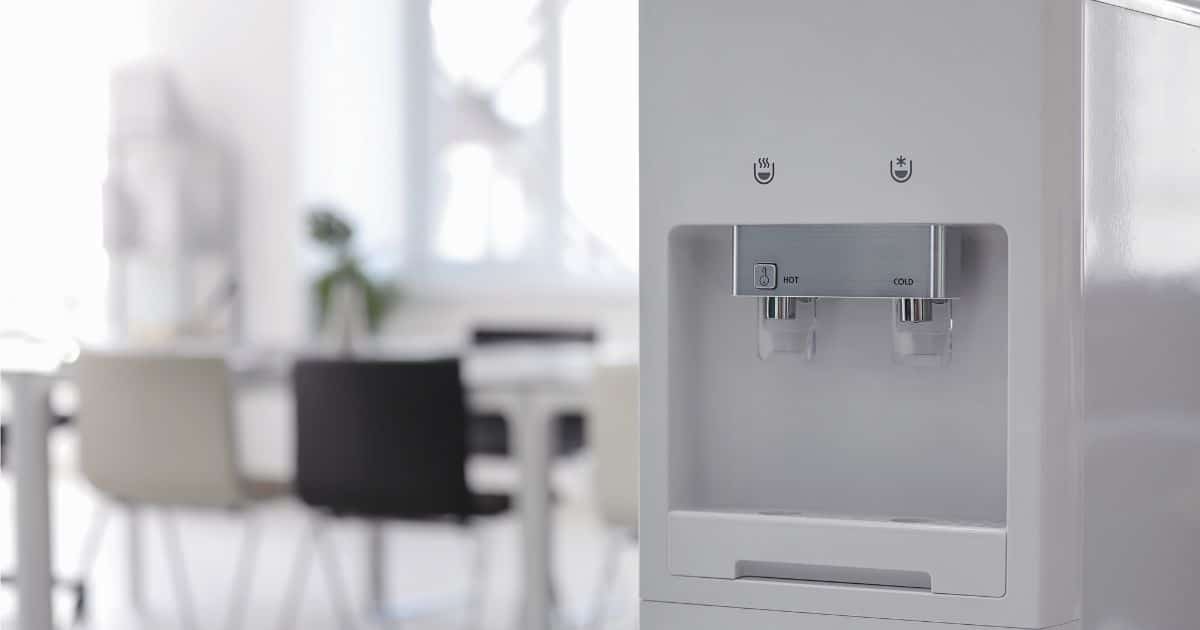 Een compacte leidingwaterdispenser in een vergaderruimte.