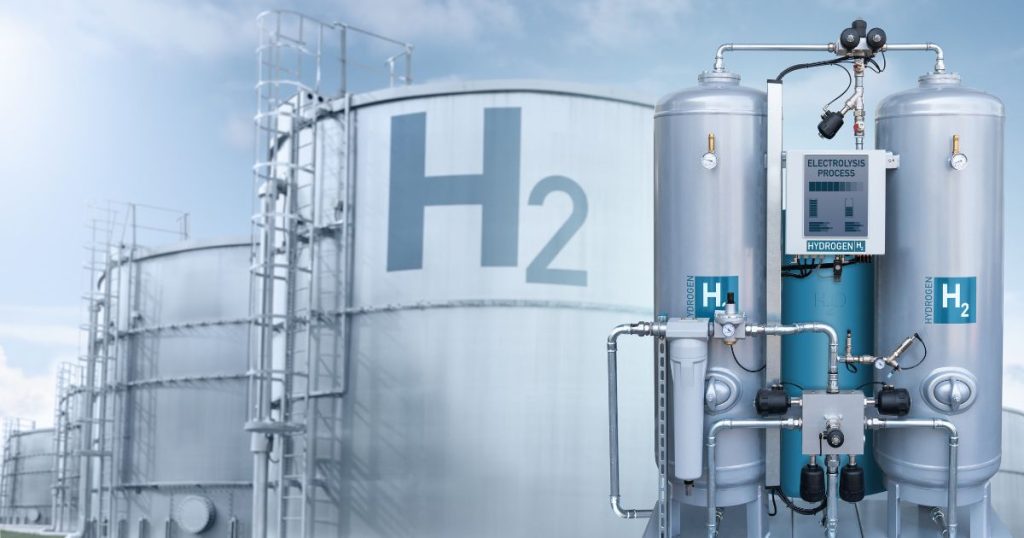Een enorme opslagcontainer voor waterstof, gekoppeld aan een industriële batterij voor de opslag van groene energie.