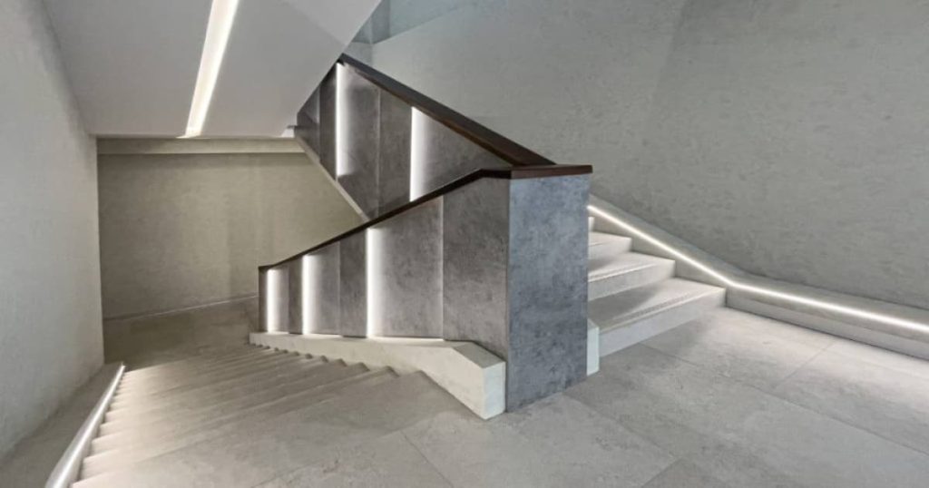 Dit is een moderne trapgat van een woning. 