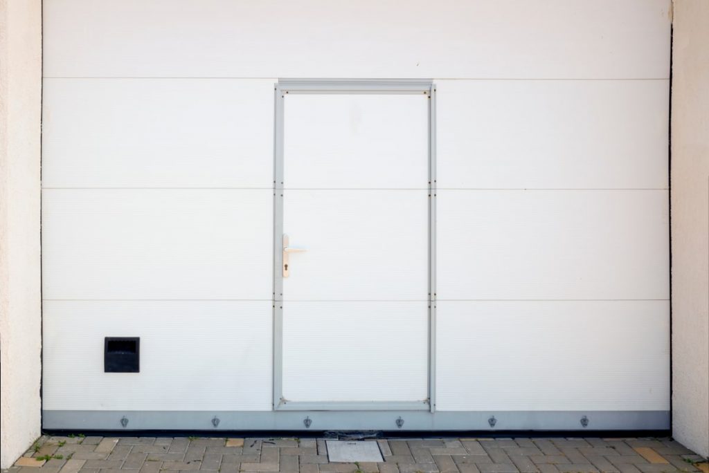 witte garagepoort met ingebouwde deur