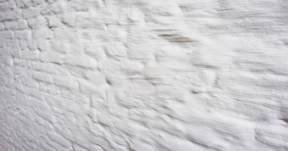 Een oude, witte, gekaleide gevel.