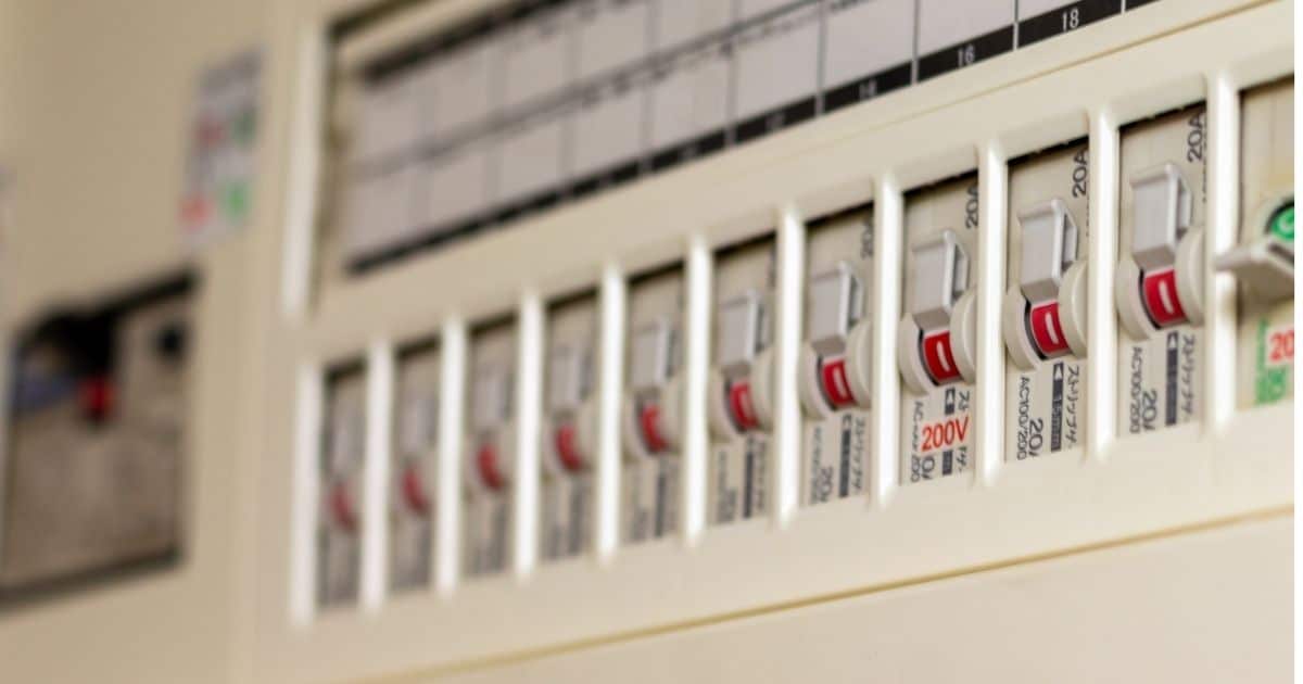 Een witte zekeringkast met wit met rode schakelaars.