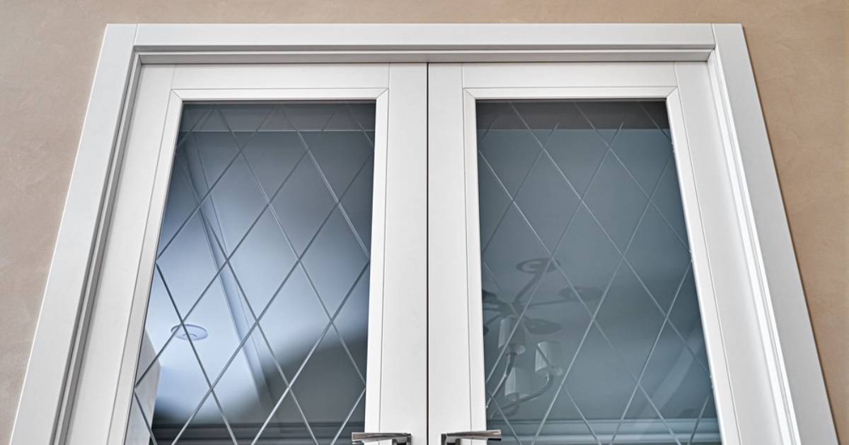 Witte en klassieke binnendeuren van PVC. 