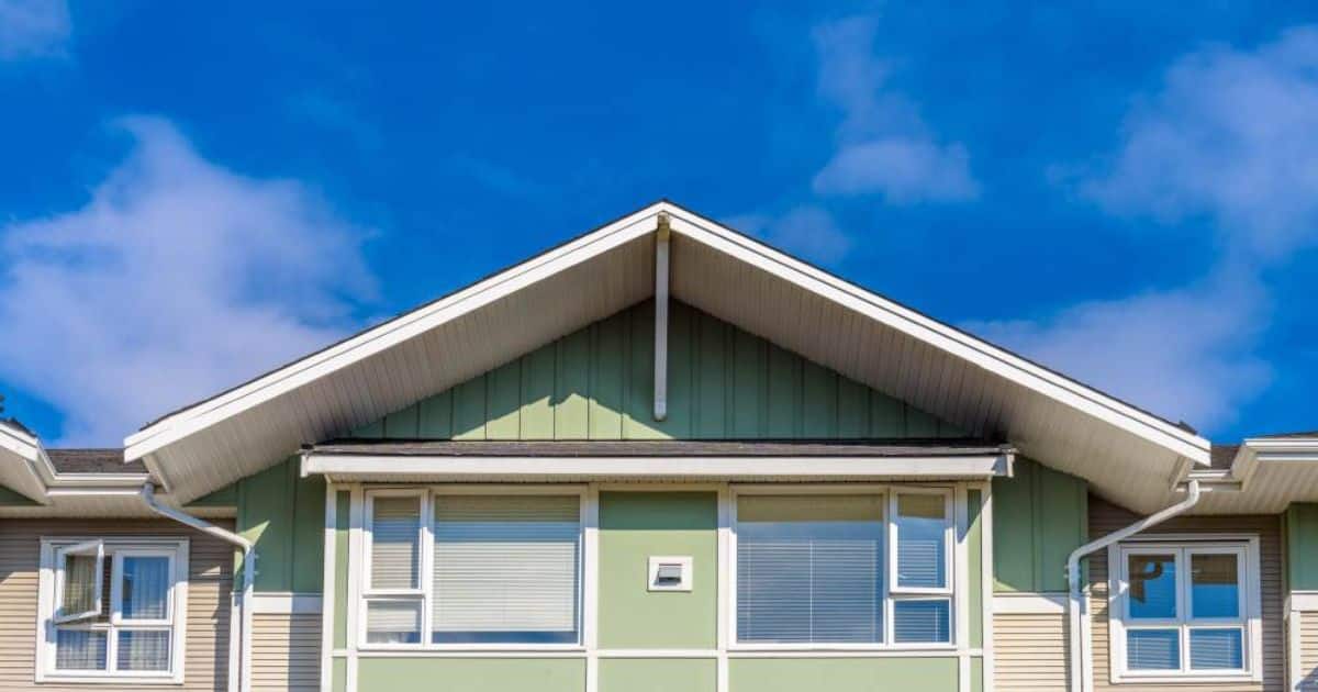 Voorgevel van een woning met dak- en gevelaansluitingen waar bouwknopen kunnen ontstaan.