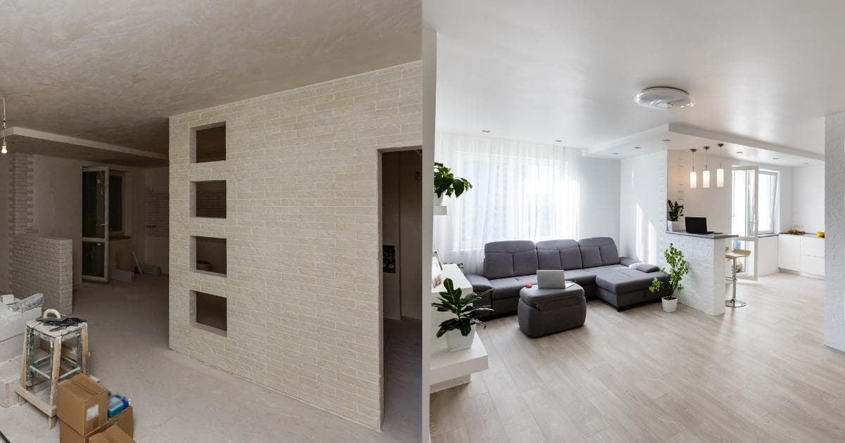 Links: een woonkamer voor een renovatieproject., voorzien van een grote scheidingswand met deuropening en 4 kleine ramen Rechts: diezelfde living na een grondige renovatie. De nieuwe woonkamer is voorzien van een houten laminaatvloer, lage scheidingswand met kruk en een meer open ontwerp. In de ruimte staan verschillende kamerplanten en een donkergrijze L-vormige zetel.