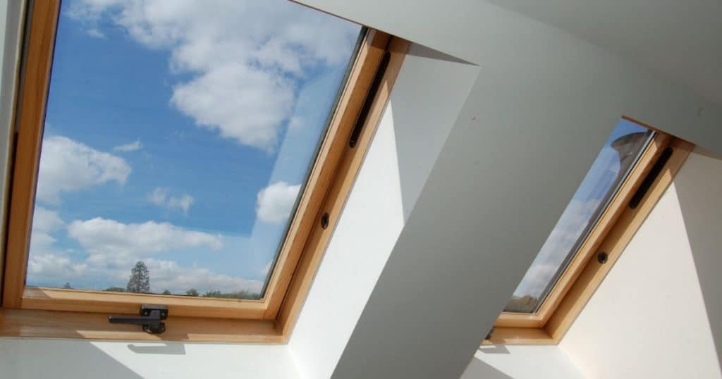 Twee houten dakramen in een schuin dak.
