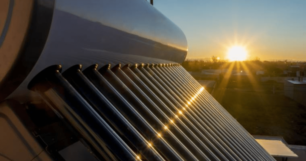 Zonneboiler op een dak die zonlicht opvangt bij zonsopgang, gebruikt voor warm water en energie-efficiëntie 