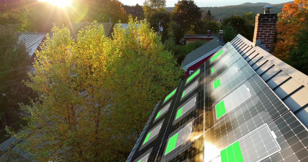 Zonnepanelen met batterij illustraties