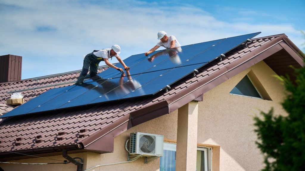 Specialisten zorgen voor een vlotte installatie van je pv-panelen.