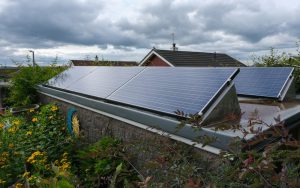zonnepanelen op een tuinhuis met plat dak