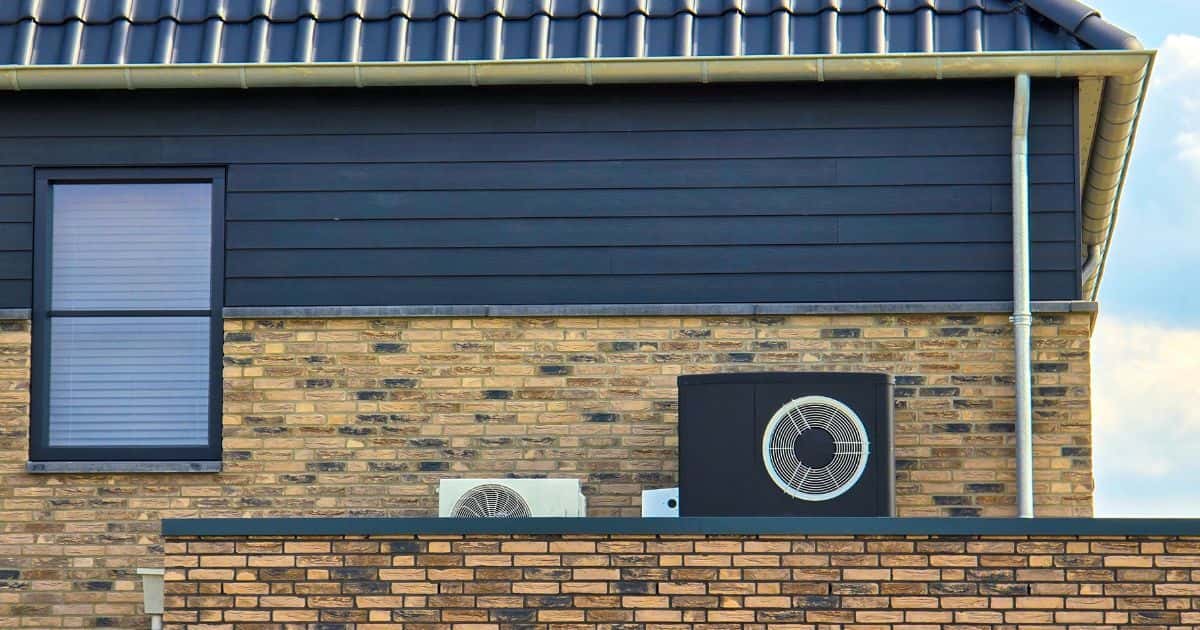 2 buitenunits op het plat dak van een woning: één van een zuinige airco en de andere van een warmtepomp?
