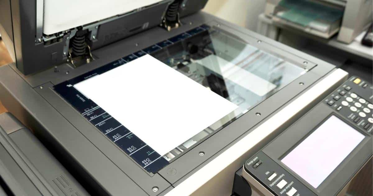 De scanlade van een professioneel kopieermachine. Een blad ligt, met de lege, witte zijde omhoog, klaar op de scanner.