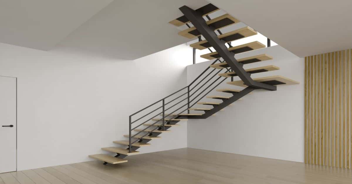 Een halfslag trap van vurenhout dat voorzien is van een metalen trapboom.